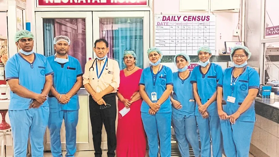 मासूम का उपचार करने वाली डॉक्टर्स की टीम, पत्रिका फोटो