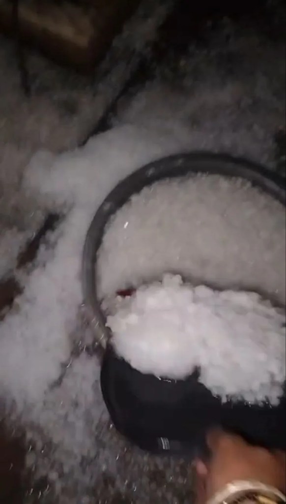 *"जयपुर के चाकसू में कुदरत का ऐसा कहर पहली बार देखा गया, जहां ओलों ने कश्मीर जैसी बर्फबारी का अहसास करा दिया।"*