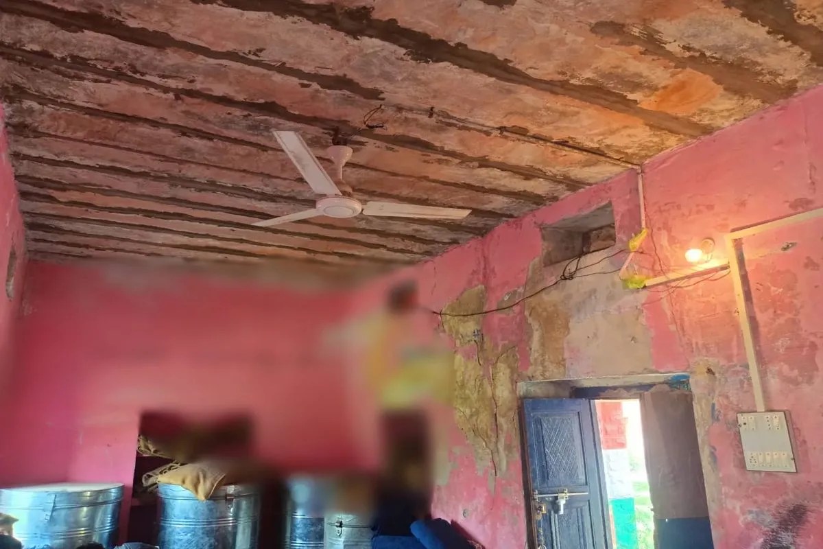 जिले के एक सरकारी विद्यालय का जर्जर भवन