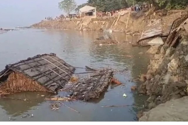 मालदा और मुर्शिदाबाद में हर साल गंगा और भागीरथी नदी तबाही मचाती है। कटान और विस्थापन बड़ा चुनावी मुद्दा है।