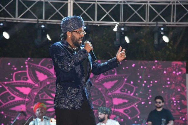 कार्यक्रम के मुख्य आकर्षण बॉलीवुड सिंगर स्वरूप खान रहे