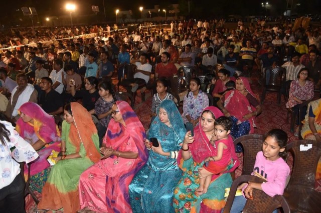 कार्यक्रम का लुत्फ उठाते शहरवासी