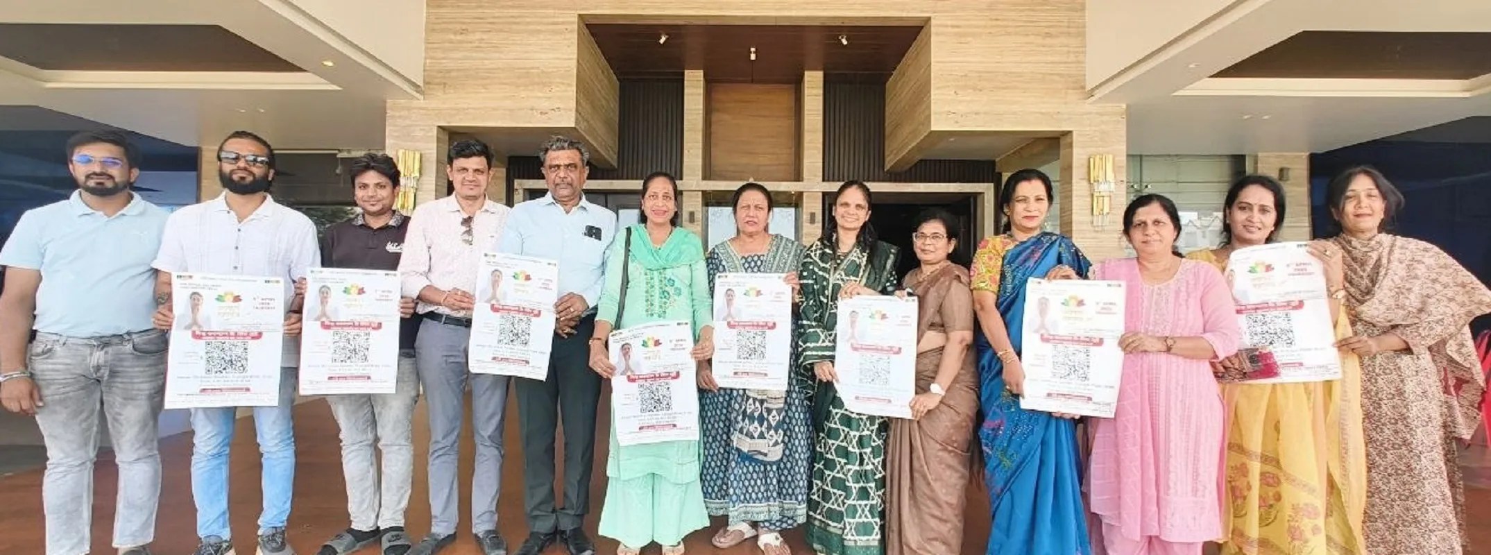 विश्व नवकार दिवस से पूर्व नवकार महामंत्र के बारे में जानकारी देते जीतो के पदाधिकारी।