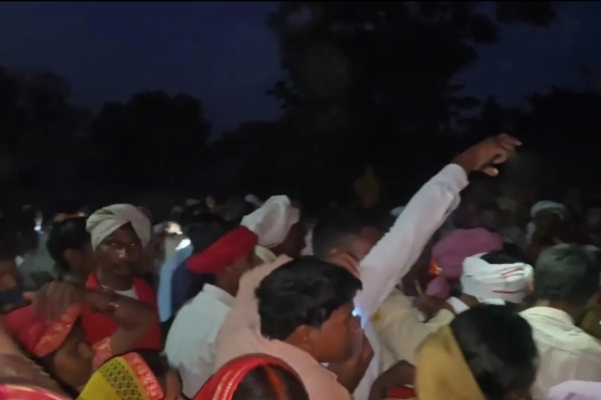 सड़क पर शव रखकर प्रदर्शन करते ग्रामीण फोटो सोर्स पत्रिका