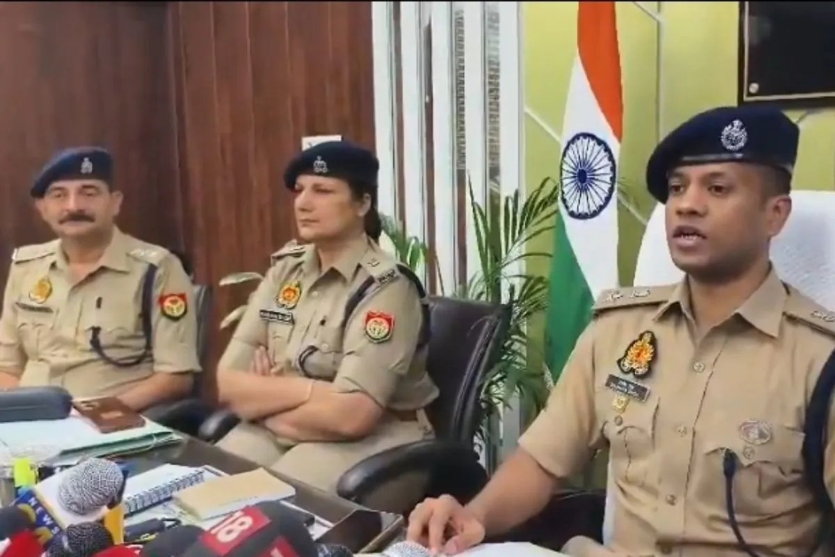 पूरे घटनाक्रम की जानकारी देते SP अन्य अधिकारी गण सोर्स विभाग