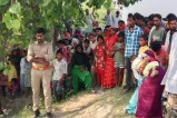 घटना स्थल पर जुटे लोग जांच करती पुलिस फोटो सोर्स विभाग