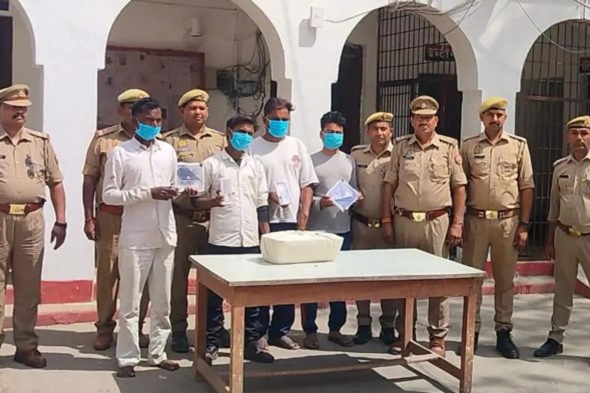 पकड़े गए आरोपों के साथ पुलिस टीम फोटो सोर्स विभाग