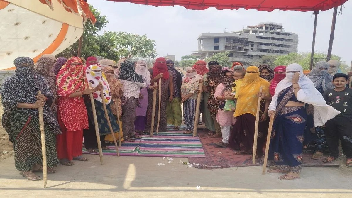 शराब दुकान के विरोध में महिलाओं ने लाठी लेकर खोल दिया मोर्चा