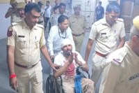 हाई सिक्योरिटी जेल में ‘मोगली’ ने सिर फोड़ा, अस्पताल में जमकर किया हंगामा