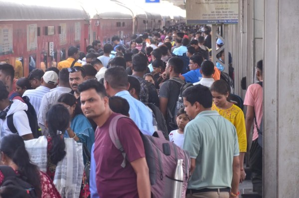 रायपुर-Delhi रूट पर ट्रेनों की किल्लत! एक ही ट्रेन में उमड़ी भीड़, यात्रियों की बढ़ी परेशानी, देखें Photo 
