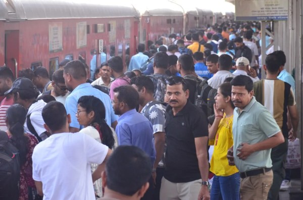 रायपुर-Delhi रूट पर ट्रेनों की किल्लत! एक ही ट्रेन में उमड़ी भीड़, यात्रियों की बढ़ी परेशानी, देखें Photo 
