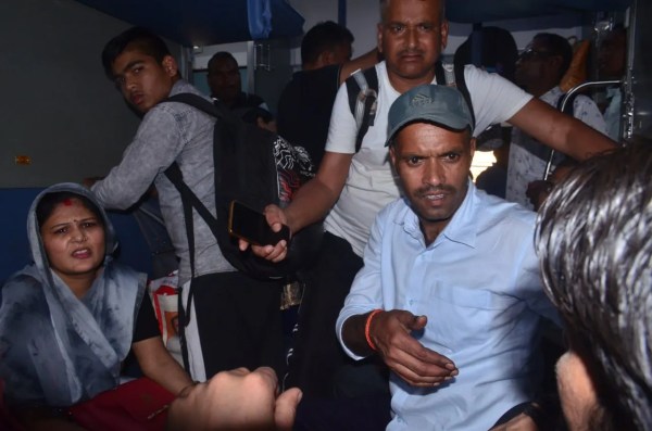 रायपुर-Delhi रूट पर ट्रेनों की किल्लत! एक ही ट्रेन में उमड़ी भीड़, यात्रियों की बढ़ी परेशानी, देखें Photo 
