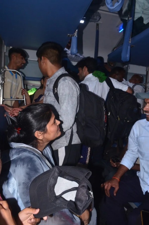 रायपुर-Delhi रूट पर ट्रेनों की किल्लत! एक ही ट्रेन में उमड़ी भीड़, यात्रियों की बढ़ी परेशानी, देखें Photo 
