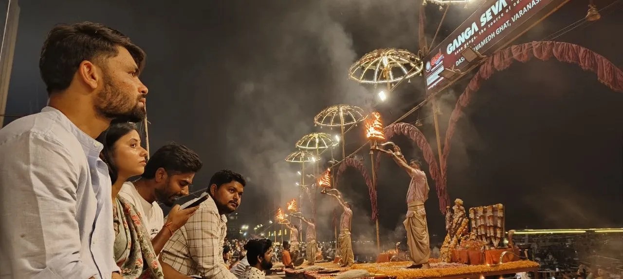 रिंकू सिंह ने मंगेतर प्रिया सरोज संग की गंगा आरती।