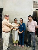 हनुमानगढ़: सौम्या का मुंह मीठा करवाते परिजन।