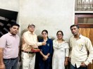 हनुमानगढ़: सौम्या का मुंह मीठा करवाते परिजन।