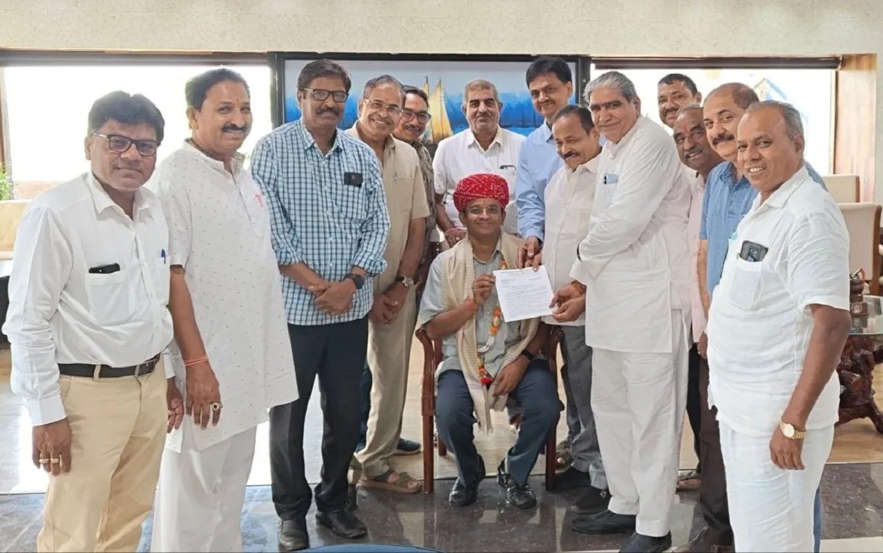 यात्री हितार्थ संघर्ष समिति के सदस्यों ने हुब्बल्ली में दक्षिण पश्चिम रेलवे के महाप्रबंधक पी. अनंत से भेंट कर विभिन्न रेल सुविधाओं और समस्याओं को लेकर ज्ञापन सौंपा।