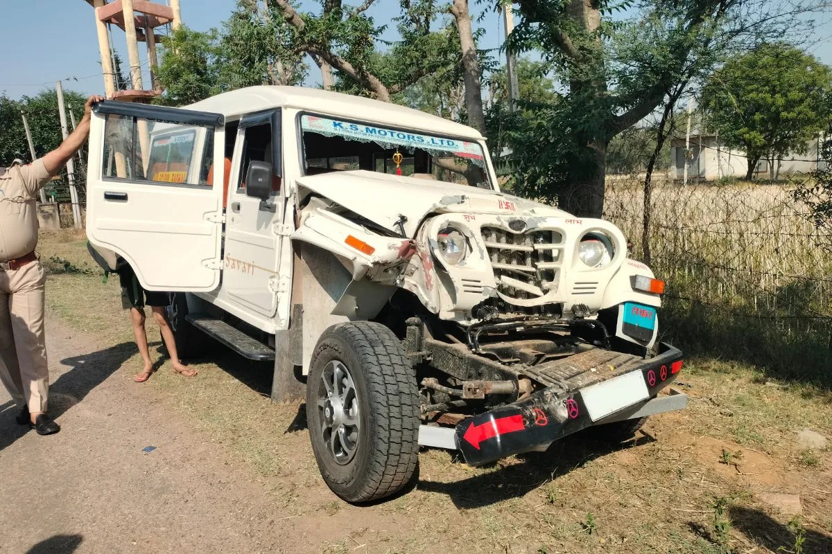 Govindgarh accident news, Rajasthan school vehicle accident, student injury case Rajasthan, Banswara road accident, school bus collision Rajasthan, children injured accident, Rajasthan local accident news, road safety Rajasthan, jeep and bus collision, school transport safety, Rajasthan police investigation, minor children accident case, Chomu hospital referral case, village road accident Rajasthan, Rajasthan breaking news