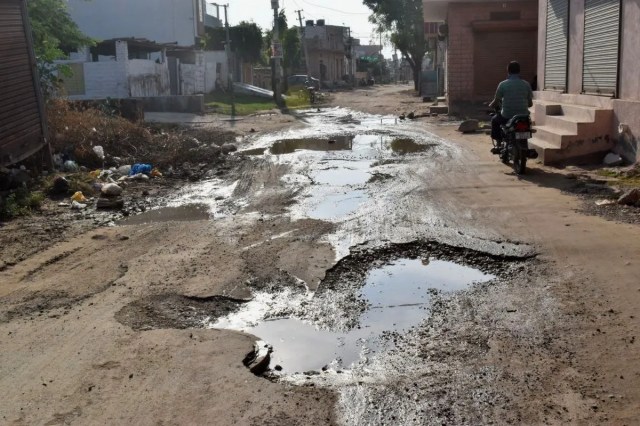 टूटी शहर की सड़कें