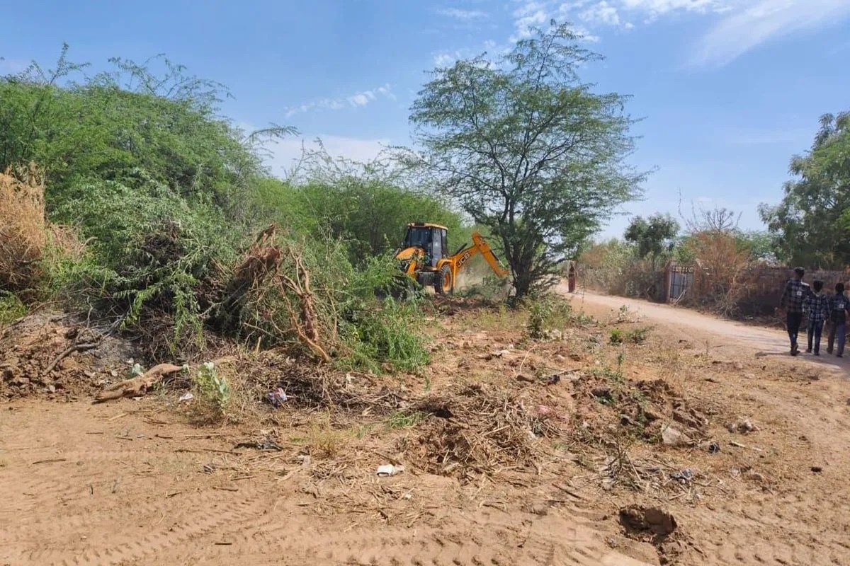 साडोकन में चला प्रशासन का पीला पंजा