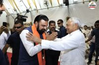 बिहार के नए मुख्यमंत्री सम्राट चौधरी के साथ पूर्व सीएम नीतीश कुमार