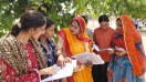 परीक्षा देने के बाद केन्द्र के बाहर प्रश्नों को लेकर चर्चा करती महिला अभ्यर्थी