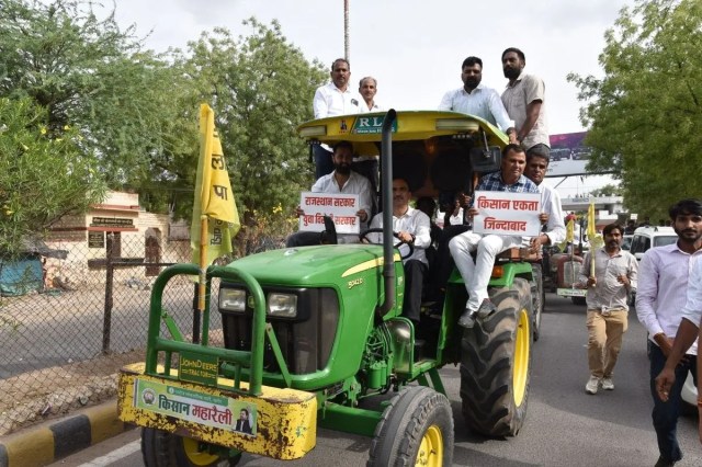 रैली में ट्रेक्टर लेकर पहुंचे पूर्व विधायक नारायण बेनीवाल व अन्य 