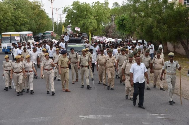 किसानों की ट्रेक्टर रैली को लेकर शहर में भारी पुलिस जाब्ता तैनात किया गया
