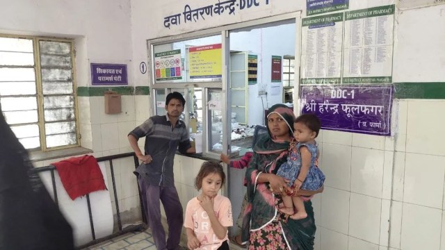 उर्मिला ने बताया कि डॉक्टर ने उसकी पर्ची पर पांच प्रकार की दवा लिखी, लेकिन डीडीसी से उसे मात्र एक शीशी दी गई