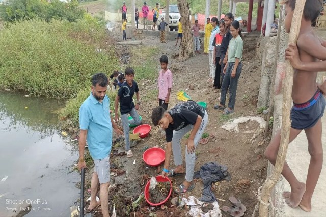 पत्रिका के अमृतम जलम अभियान के तहत शनिवार को सुबह बरमान के सतधारा स्थित सूर्यकुंड में बड़ी संख्या में लोगों ने श्रमदान कर नर्मदा तट की सफाई की। अभियान के दौरान घाट के आसपास फैली गंदगी और कचरे को एकत्रित कर निर्धारित स्थान तक पहुंचाया। 