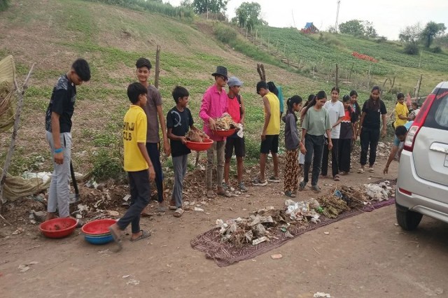 पत्रिका के अमृतम जलम अभियान के तहत शनिवार को सुबह बरमान के सतधारा स्थित सूर्यकुंड में बड़ी संख्या में लोगों ने श्रमदान कर नर्मदा तट की सफाई की। अभियान के दौरान घाट के आसपास फैली गंदगी और कचरे को एकत्रित कर निर्धारित स्थान तक पहुंचाया। 