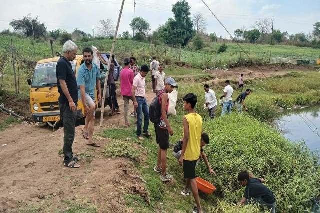 पत्रिका के अमृतम जलम अभियान के तहत शनिवार को सुबह बरमान के सतधारा स्थित सूर्यकुंड में बड़ी संख्या में लोगों ने श्रमदान कर नर्मदा तट की सफाई की। अभियान के दौरान घाट के आसपास फैली गंदगी और कचरे को एकत्रित कर निर्धारित स्थान तक पहुंचाया। 