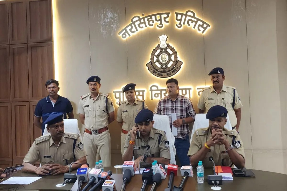 गलत संगत, अच्छी लाइफ स्टाइल, होटलिंग और मौज-मस्ती की चाह ने कुछ युवकों व किशोरों को चोरी की दुनिया में धकेल दिया। थाना स्टेशनगंज क्षेत्र में लगातार हो रही चोरी की वारदातों का पुलिस ने खुलासा करते हुए एक शातिर गिरोह को गिरफ्तार किया है।