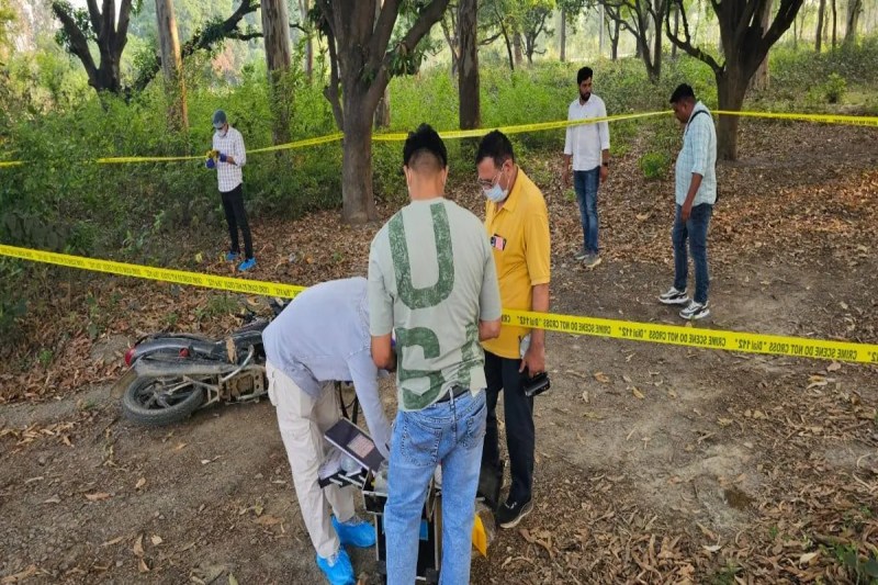 मुठभेड़ के बाद पुलिस और एसओजी टीम को बड़ी सफलता, लाखों के जेवरात और चोरी का सामान बरामद (फोटो सोर्स : भाषा WhatsApp News Group)