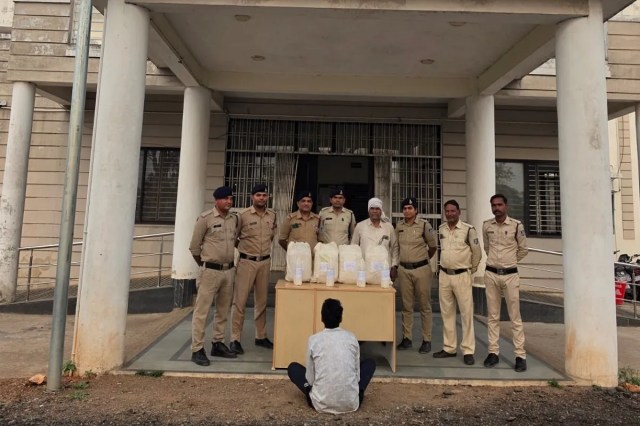 जिले के डोगरगांव थाना क्षेत्र में आने वाले ग्राम निभौरा के जंगल में स्थित एक झोरे में जुआरी फड़ जमाए दांव लगाने में मगन थे, तभी अचानक पुलिस पहुंची तो भगदड़ मच गई। पुलिस भी पूरी तैयारी से थी तो जुआरियों को भागने मौका नहीं मिल सका। पुलिस ने 6 जुआरियों को दबोचा 