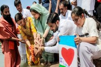 हरिद्वार में पिता की अस्थियों से लिपटकर रो पड़ी मासूम बेटी, भावुक दृश्य ने सबकी आंखें नम कर दीं (फोटो सोर्स : भाषा WhatsApp News Group)