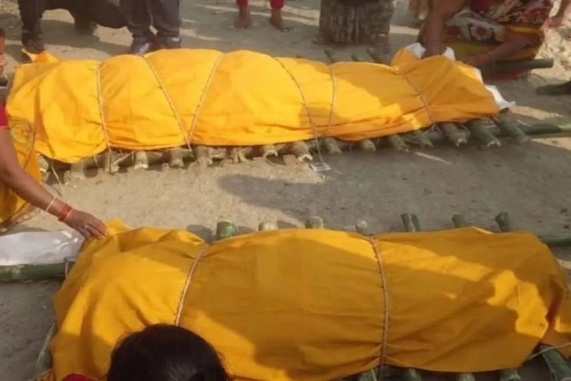 husband wife commit suicide together in front of 6 month old daughter incident in jalaun crime news up