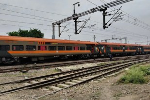 रेलवे पटरी के नीचे केबल, फोटो सोर्स- पत्रिका