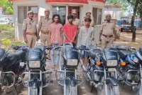 पकड़े गए आरोपों के साथ पुलिस टीम फोटो सोर्स विभाग