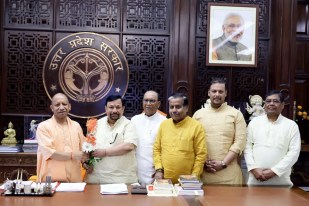 मुख्यमंत्री के साथ संसद और विधायक, फोटो सोर्स- X Yogi Adityanath