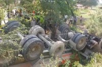 टक्कर के बाद पलटा डंपर फोटो सोर्स पत्रिका