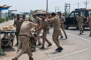 घायल पुलिस कर्मी, फोटो सोर्स- X वीडियो ग्रैब