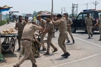 घायल पुलिस कर्मी, फोटो सोर्स- X वीडियो ग्रैब