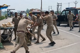 घायल पुलिस कर्मी, फोटो सोर्स- X वीडियो ग्रैब
