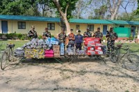 सामान के साथ पकड़े गए आरोपी SSB टीम फोटो सोर्स SSB x अकाउंट