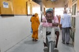 पीठ पर लादकर ले जा रहा पुत्र, फोटो सोर्स- X वीडियो ग्रैब