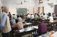 परीक्षा केंद्र का निरीक्षण करते कुलपति फोटो सोर्स विभाग