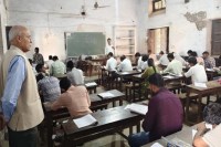 परीक्षा केंद्र का निरीक्षण करते कुलपति फोटो सोर्स विभाग