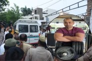 मृतक प्रतीक की फाइल फोटो, आवास पर जुटे लोग