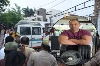 मृतक प्रतीक की फाइल फोटो, आवास पर जुटे लोग